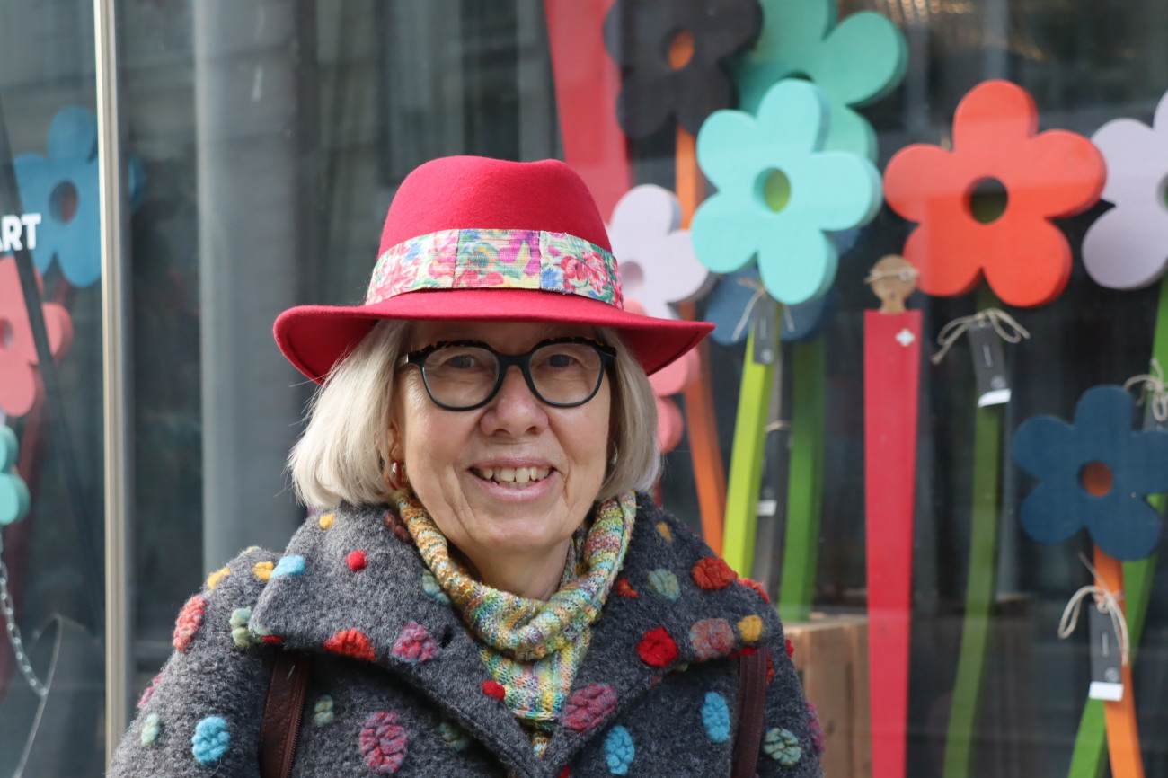 Christine: Silvester/Neujahr empfinde ich nicht zwingend als Übergang, sondern es geht einfach weiter vorwärts. Ich nehme es gelassen, schaue nicht zurück. Ich geniesse die ruhige Zeit zwischen Weihnachten und dem 6. Januar. Als Märchenerzählerin habe ich in dieser Zeit verschiedentlich Märchen über die Rauhnächte erzählt. 2025 gab mir die politischen Weltlage zu denken. Auch der Bergsturz in Blatten ist ein prägendes Ereignis. 2026 lasse ich gelassen auf mich zukommen. Christine: Silvester/Neujahr empfinde ich nicht zwingend als Übergang, sondern es geht einfach weiter vorwärts. Ich nehme es gelassen, schaue nicht zurück. Ich geniesse die ruhige Zeit zwischen Weihnachten und dem 6. Januar. Als Märchenerzählerin habe ich in dieser Zeit verschiedentlich Märchen über die Rauhnächte erzählt. 2025 gab mir die politischen Weltlage zu denken. Auch der Bergsturz in Blatten ist ein prägendes Ereignis. 2026 lasse ich gelassen auf mich zukommen.