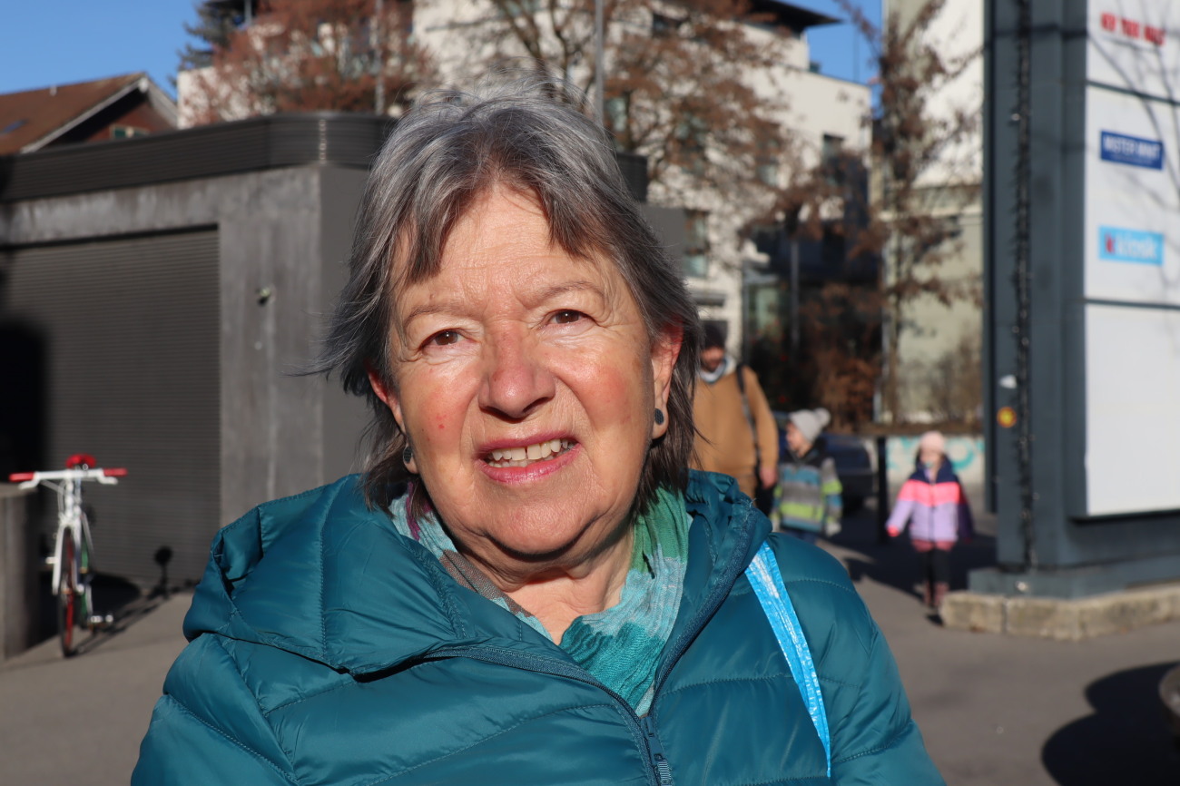 Susanna: Wenn ich das Jahr 2025 Revue passieren lasse, kommt mir als wichtiges Ereignis unsere Züglete in den Sinn. Der Umzug verlief ohne Probleme und wir fühlen uns wohl in der neuen Wohnung. Zudem waren wir immer gesund. Eigentlich bin ich wunschlos glücklich. Ich hoffe, dass wir und unsere Familie auch im kommenden Jahr gesund bleiben dürfen. Ein grosser Wunsch wäre Frieden auf der ganzen Welt, auch im Kleinen, auch hier in der Stadt. Am Silvesterabend trinken wir möglicherweise in der Oberstadt einen Apéro, bevor wir nach Hause gehen und den Abend dort ausklingen lassen. Silvester ist ein freudiges Fest, an dem ich mit Dankbarkeit zurückschaue und dann den Blick in die Zukunft richte. Susanna: Wenn ich das Jahr 2025 Revue passieren lasse, kommt mir als wichtiges Ereignis unsere Züglete in den Sinn. Der Umzug verlief ohne Probleme und wir fühlen uns wohl in der neuen Wohnung. Zudem waren wir immer gesund. Eigentlich bin ich wunschlos glücklich. Ich hoffe, dass wir und unsere Familie auch im kommenden Jahr gesund bleiben dürfen. Ein grosser Wunsch wäre Frieden auf der ganzen Welt, auch im Kleinen, auch hier in der Stadt. Am Silvesterabend trinken wir möglicherweise in der Oberstadt einen Apéro, bevor wir nach Hause gehen und den Abend dort ausklingen lassen. Silvester ist ein freudiges Fest, an dem ich mit Dankbarkeit zurückschaue und dann den Blick in die Zukunft richte.