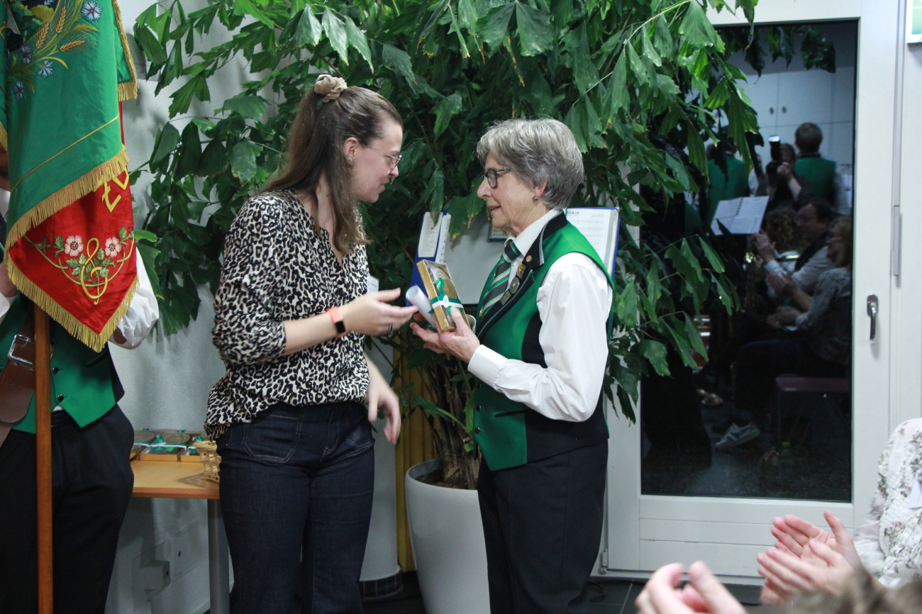 Heidi Scheidegger (rechts) erhielt von Michelle Singer die Schoggi-Medaille und die Urkunde. Heidi Scheidegger (rechts) erhielt von Michelle Singer die Schoggi-Medaille und die Urkunde.