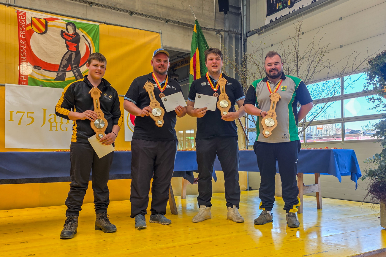 Sieger Stärkeklasse 1 (von links): Swen Gasser (Oschwand-Biembach A), bester Nachwuchshornusser, Jan Kindler (Höchstetten A), Nino Schüpach (Höchstetten A) und Simon Erni (Heimiswil A). Sieger Stärkeklasse 1 (von links): Swen Gasser (Oschwand-Biembach A), bester Nachwuchshornusser, Jan Kindler (Höchstetten A), Nino Schüpach (Höchstetten A) und Simon Erni (Heimiswil A).