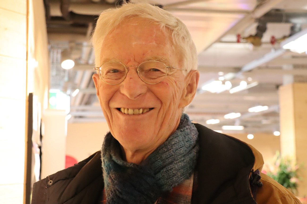 Peter: Im zu Ende gehenden Jahr waren gesundheitliche Probleme zentral. Jetzt sind wir wieder wohlauf und dankbar dafür. Ich singe in einem Chor mit und dort war und ist die Wahl einer neuen musikalischen Leitung ein grosses Thema. Ins Jahr 2026 starte ich mit positiven Aussichten. Ich lasse mich durch die Weltlage nicht irritieren. Ich habe gelernt, mich nur über Sachen aufzuregen, die ich selbst beeinflussen kann. Den Silvesterabend feiern wir besinnlich und ruhig. Wenn wir nicht zu müde sind, gehen meine Frau und ich gegen Mitternacht in die Stadtkirche, wo der Übergang ins neue Jahr musikalisch begleitet wird. Ich bin demütig geworden und seit Jahren zufrieden mit dem, was ich habe. Allgemein wünsche ich mir mehr Toleranz auf dieser Welt. Peter: Im zu Ende gehenden Jahr waren gesundheitliche Probleme zentral. Jetzt sind wir wieder wohlauf und dankbar dafür. Ich singe in einem Chor mit und dort war und ist die Wahl einer neuen musikalischen Leitung ein grosses Thema. Ins Jahr 2026 starte ich mit positiven Aussichten. Ich lasse mich durch die Weltlage nicht irritieren. Ich habe gelernt, mich nur über Sachen aufzuregen, die ich selbst beeinflussen kann. Den Silvesterabend feiern wir besinnlich und ruhig. Wenn wir nicht zu müde sind, gehen meine Frau und ich gegen Mitternacht in die Stadtkirche, wo der Übergang ins neue Jahr musikalisch begleitet wird. Ich bin demütig geworden und seit Jahren zufrieden mit dem, was ich habe. Allgemein wünsche ich mir mehr Toleranz auf dieser Welt.