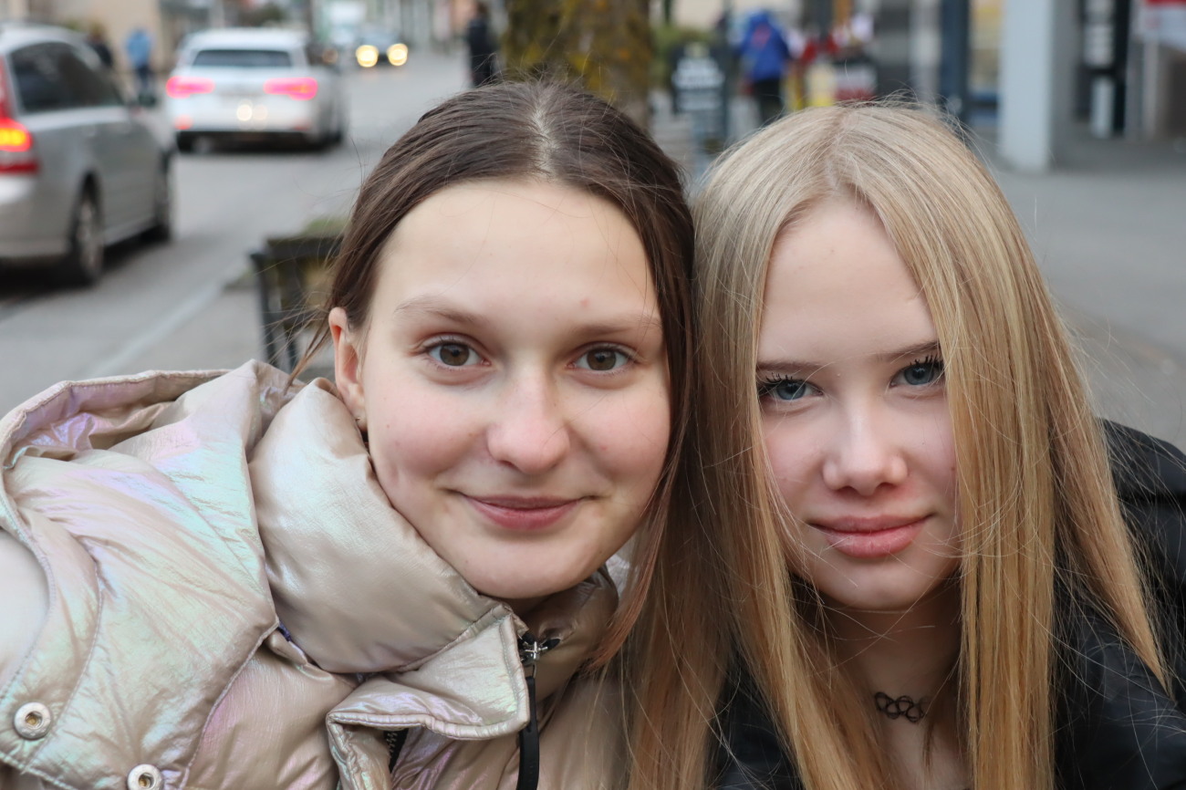 Sofia und Kira: Wir sind Ukrainerinnen und gehen beide noch zur Schule. Wir wünschen uns mehr Jobangebote für Jugendliche, damit wir mit kleineren Arbeiten etwas Geld verdienen können. Ich weiss, dass das Erlernen der deutschen Sprache uns Türen öffnet. Nicht alle haben jedoch die intellektuellen Fähigkeiten, eine so schwierige Sprache genügend gut zu erlernen. Diesen bleibt vieles verwehrt. Das beschäftigt mich. Wir wünschen uns mehr Sicherheit im Gyrischachen. Dazu müssten Kameras installiert werden, um die Jugendbanden in Schranken zu halten. Es werden Sachen mutwillig zerstört und wir Mädchen werden oft beleidigt und fühlen uns nicht sicher. An Silvester essen wir gemeinsam mit unsern Familien Ente, Salate und Kartoffeln. Wir schreiben unsere Wünsche auf eine Serviette und verbrennen diese. Ein wenig Asche geben wir in den Champagner oder alkoholfreien Schaumwein und trinken ihn um Mitternacht. Für die Kinder legen wir Geschenke unter den Weihnachtsbaum. Um Mitternacht spricht der Präsident am Fernsehen. Fürs 2026 wünschen wir uns das Ende des Krieges in der Ukraine und ein Ende der Gehässigkeiten in unserer Umgebung hier in Burgdorf. Sofia und Kira: Wir sind Ukrainerinnen und gehen beide noch zur Schule. Wir wünschen uns mehr Jobangebote für Jugendliche, damit wir mit kleineren Arbeiten etwas Geld verdienen können. Ich weiss, dass das Erlernen der deutschen Sprache uns Türen öffnet. Nicht alle haben jedoch die intellektuellen Fähigkeiten, eine so schwierige Sprache genügend gut zu erlernen. Diesen bleibt vieles verwehrt. Das beschäftigt mich. Wir wünschen uns mehr Sicherheit im Gyrischachen. Dazu müssten Kameras installiert werden, um die Jugendbanden in Schranken zu halten. Es werden Sachen mutwillig zerstört und wir Mädchen werden oft beleidigt und fühlen uns nicht sicher. An Silvester essen wir gemeinsam mit unsern Familien Ente, Salate und Kartoffeln. Wir schreiben unsere Wünsche auf eine Serviette und verbrennen diese. Ein wenig Asche geben wir in den Champagner oder alkoholfreien Schaumwein und trinken ihn um Mitternacht. Für die Kinder legen wir Geschenke unter den Weihnachtsbaum. Um Mitternacht spricht der Präsident am Fernsehen. Fürs 2026 wünschen wir uns das Ende des Krieges in der Ukraine und ein Ende der Gehässigkeiten in unserer Umgebung hier in Burgdorf.