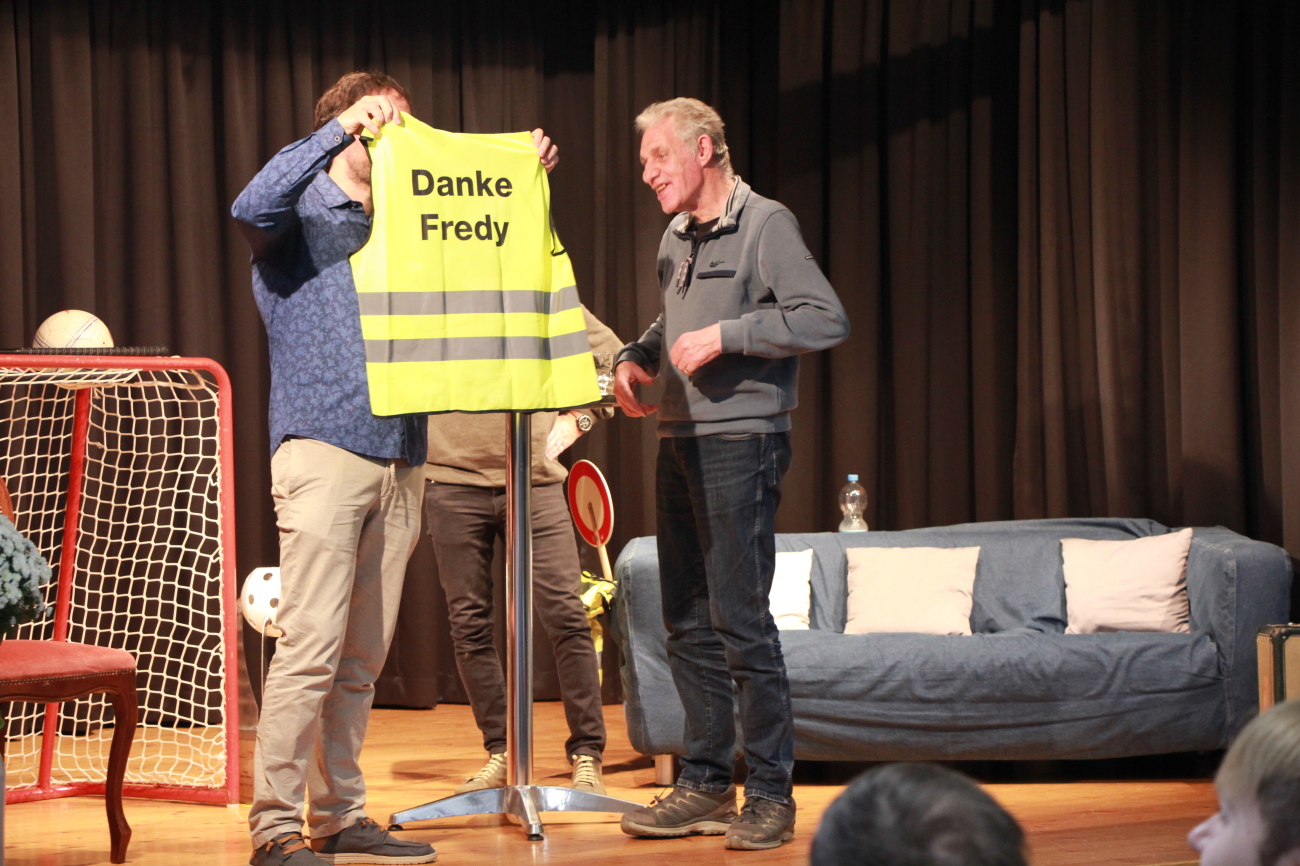 Fredy Krähenbühl erhielt seine eigene Leuchtweste. Fredy Krähenbühl erhielt seine eigene Leuchtweste.