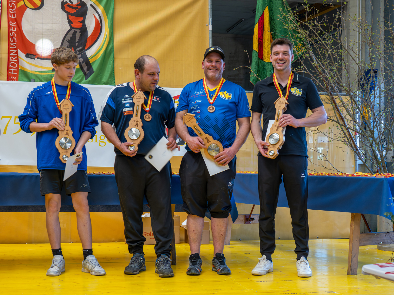 Sieger Stärkeklasse 2 (von links): Nils Uhlmann (Aefligen), bester Nachwuchshornusser, Patrick Rychard (Wynigen-Rumendingen), Daniel Gosteli (Büren zum Hof A) und Christoph Günter (Büren zum Hof A). Sieger Stärkeklasse 2 (von links): Nils Uhlmann (Aefligen), bester Nachwuchshornusser, Patrick Rychard (Wynigen-Rumendingen), Daniel Gosteli (Büren zum Hof A) und Christoph Günter (Büren zum Hof A).