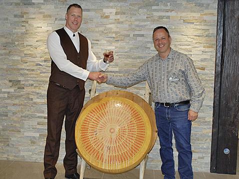 Schwingerkönig Matthias Sempach taufte den Käse für die 3. Jodlerwanderung in Lyssach - Das Bild wird blockiert. – Möglicherweise durch einen aktiven Adblocker.