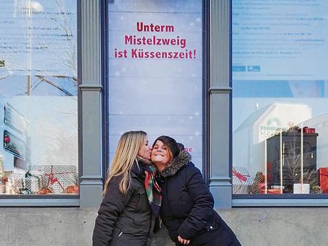 Küssen erwünscht vor dem Schaufenster des Quickline Shops - Das Bild wird blockiert. – Möglicherweise durch einen aktiven Adblocker.