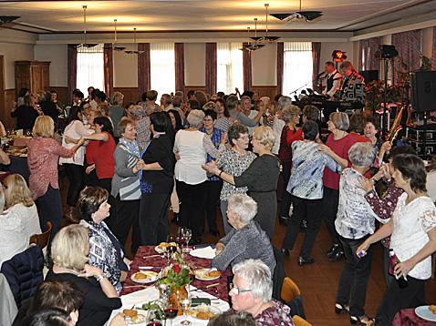 188 Frauen genossen einen vergnüglichen «Spinnet» - Das Bild wird blockiert. – Möglicherweise durch einen aktiven Adblocker.