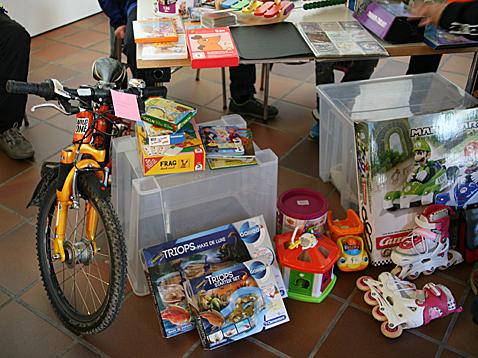 Vielseitiger Kinderflohmarkt mit breit gefächertem Sortiment