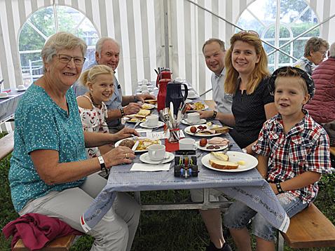 Fröhlich-genüssliches Miteinander beim beliebten Brunch