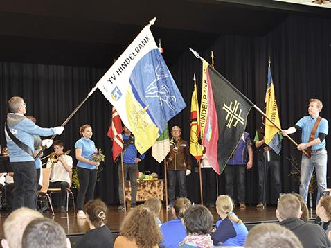 Turnverein Hindelbank weiht die neue Fahne