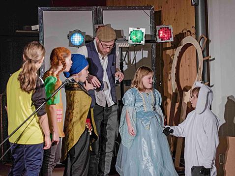 Charme, mitreissende Lieder, Komik und ein schwebendes Kamel