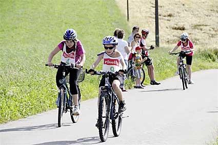 Grosse und kleine Rennfahrer am «Chrouchtubärg Velorenne» - Das Bild wird blockiert. – Möglicherweise durch einen aktiven Adblocker.