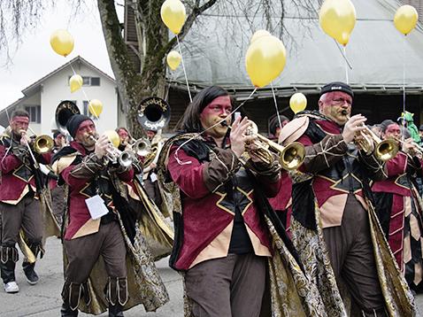 800 Kilo Konfetti auf Koppigens Strassen - "Das gits doch nid!"