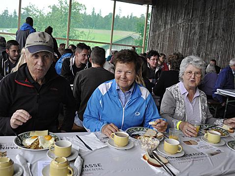 Viele Leckereien und fröhliche Stimmung am traditionellen Burezmorge