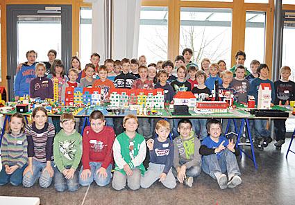 40 Kinder bauten eine Weltstadt aus unzähligen Legosteinen - Das Bild wird blockiert. – Möglicherweise durch einen aktiven Adblocker.