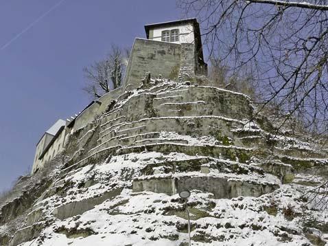 Trotz Rissen im Schlossfelsen ein sicherer Untergrund - Das Bild wird blockiert. – Möglicherweise durch einen aktiven Adblocker.