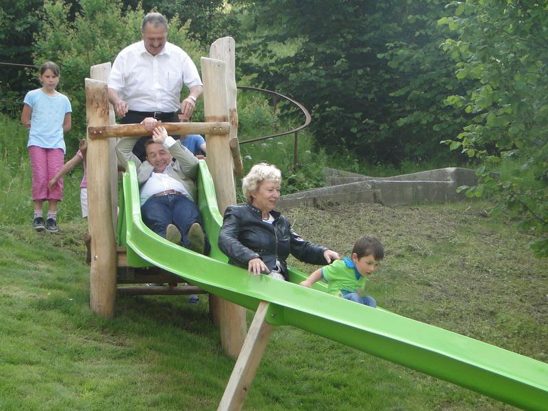 Strahlende Kindergesichter an der Spielplatz-Eröffnungsfeier - Das Bild wird blockiert. – Möglicherweise durch einen aktiven Adblocker.