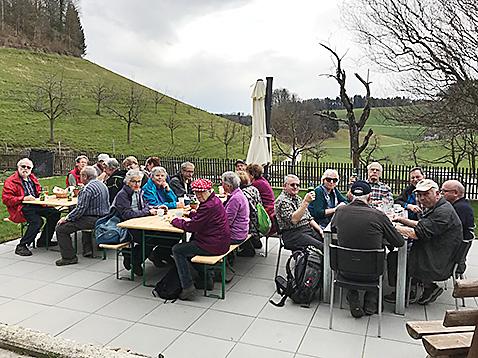 Wanderfreudige Senioren unterwegs in der näheren Heimat