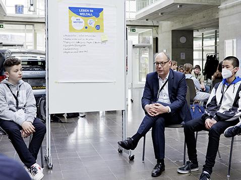 Jugendliche diskutieren am TecLab in Burgdorf über Wissenschaft und mit Politikern/-innen