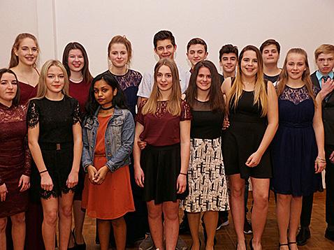 Ausgelassen tanzen am Abschlussball