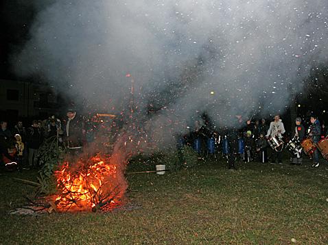 Hohe Flammen und knisternde Tannenbäume - Das Bild wird blockiert. – Möglicherweise durch einen aktiven Adblocker.