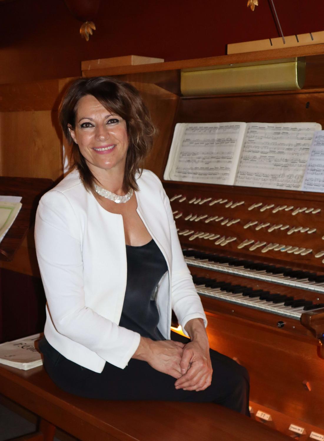 Claire Charpentier, die Meisterin auf der Orgel