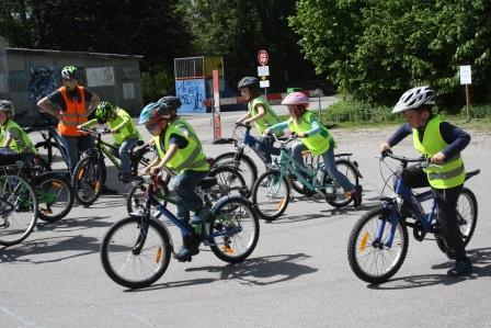 Gross und Klein mit dem Velo oder E-Bike unterwegs