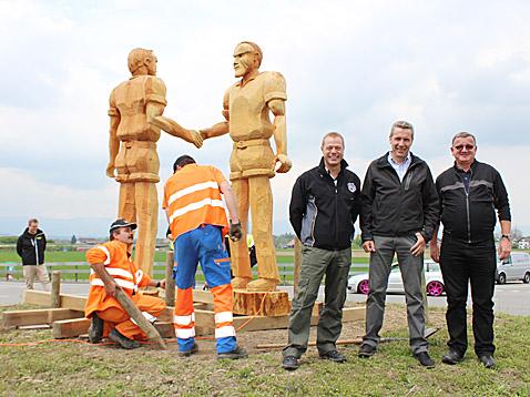 Holzschwinger auf dem Autobahnkreisel