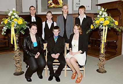 Konfirmation in der reich geschmückten Kirche - Das Bild wird blockiert. – Möglicherweise durch einen aktiven Adblocker.