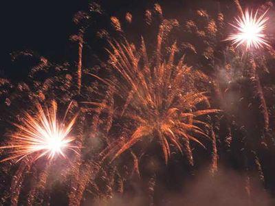 Spektakuläres Feuerwerk - Das Bild wird blockiert. – Möglicherweise durch einen aktiven Adblocker.